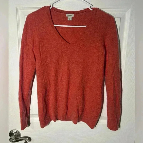 LL Bean 100% Cashmere Sweater Womens V Neck Pullover Classic Size Small. Salmon - Picture 1 of 12